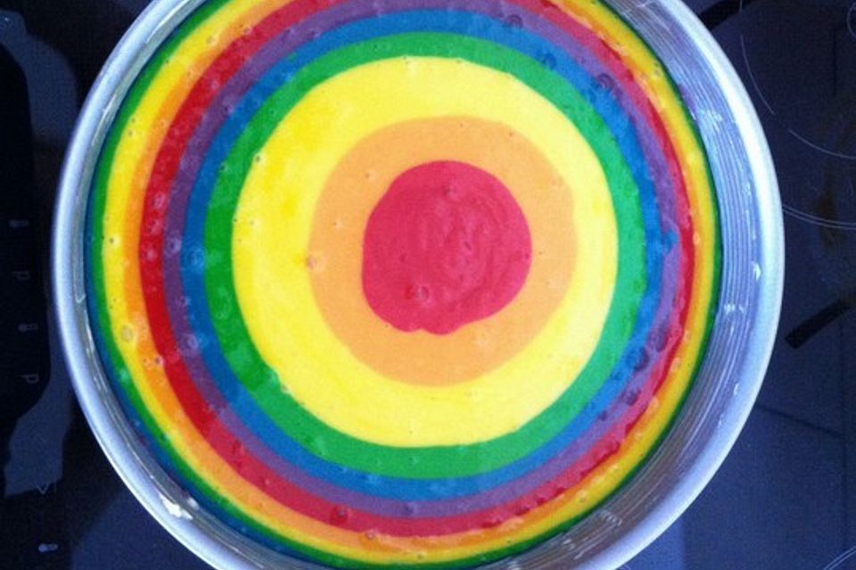 Regenbogenkuchen mit Zitronenlimonade