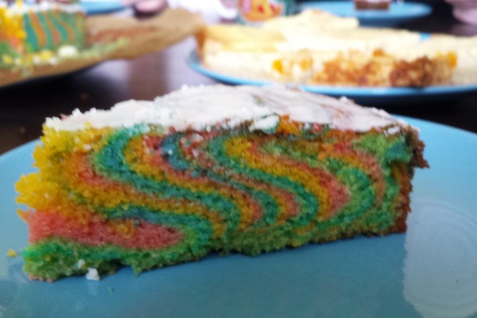 Regenbogenkuchen mit Zitronenlimonade