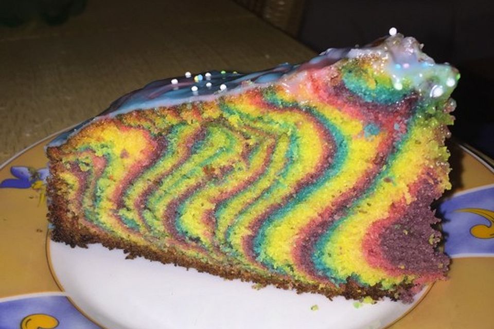 Regenbogenkuchen mit Zitronenlimonade