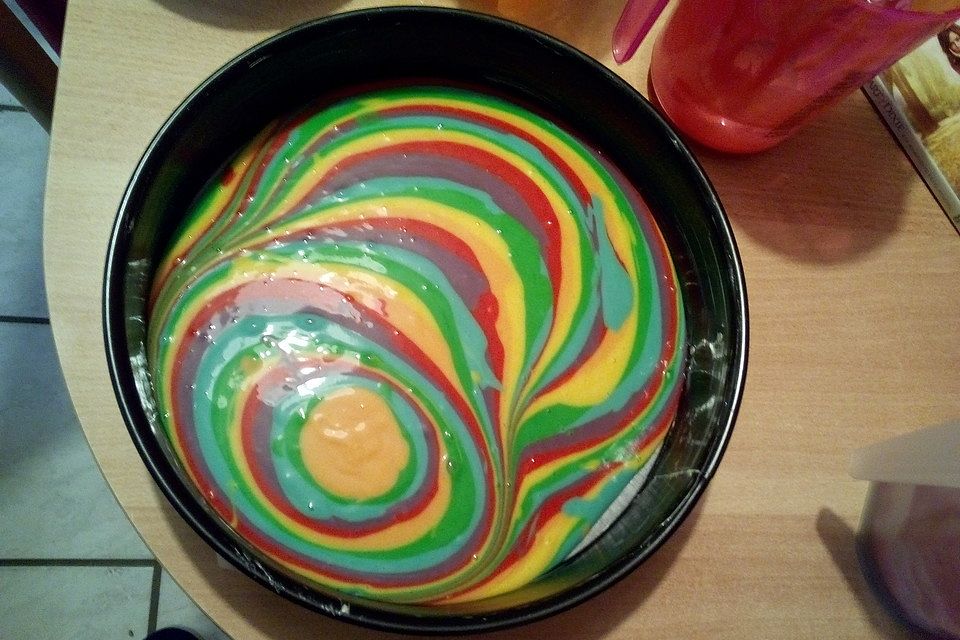 Regenbogenkuchen mit Zitronenlimonade