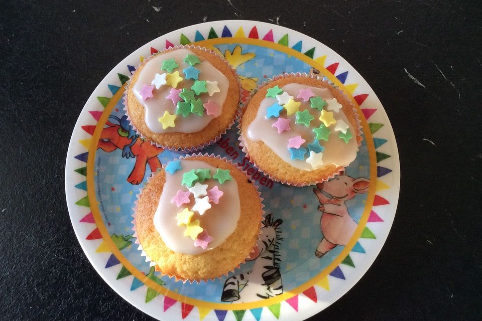 Regenbogenkuchen mit Zitronenlimonade