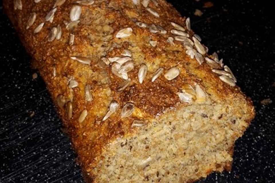 Eiweißbrot mit Sonnenblumenkernen