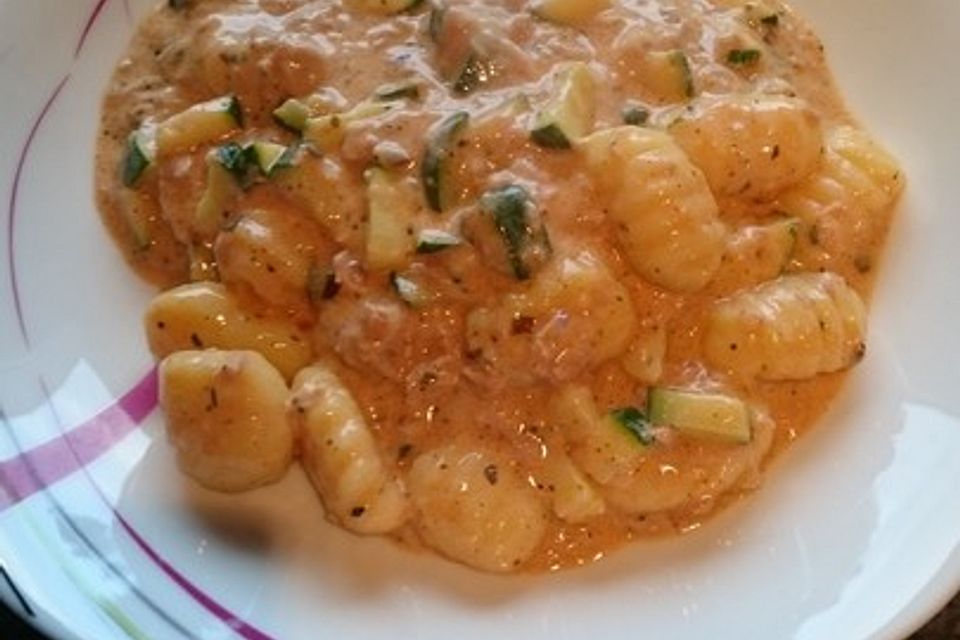 Gnocchi mit Thunfisch-Zucchinisauce