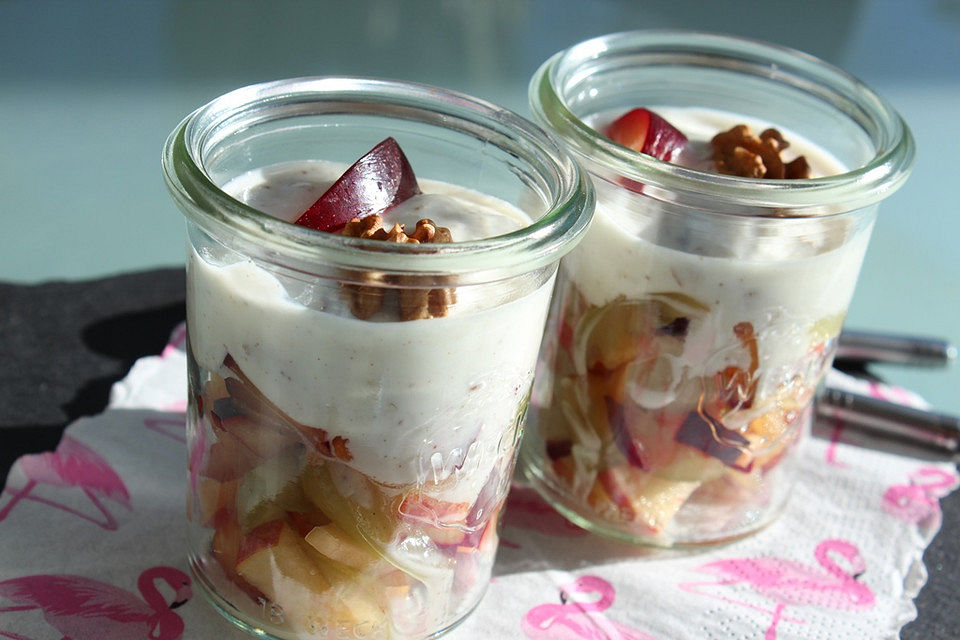 Pflaumen-Obstsalat mit Zimtcreme