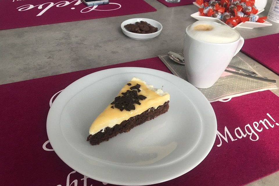 Eierlikörtorte mit saftigem Nussboden