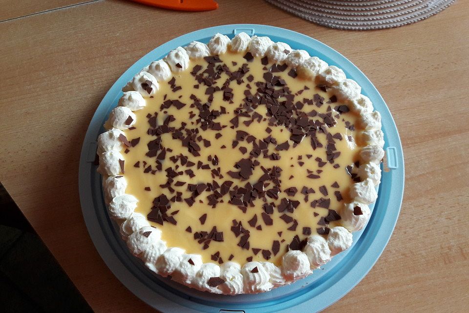 Eierlikörtorte mit saftigem Nussboden