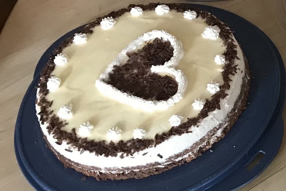 Eierlikörtorte mit saftigem Nussboden