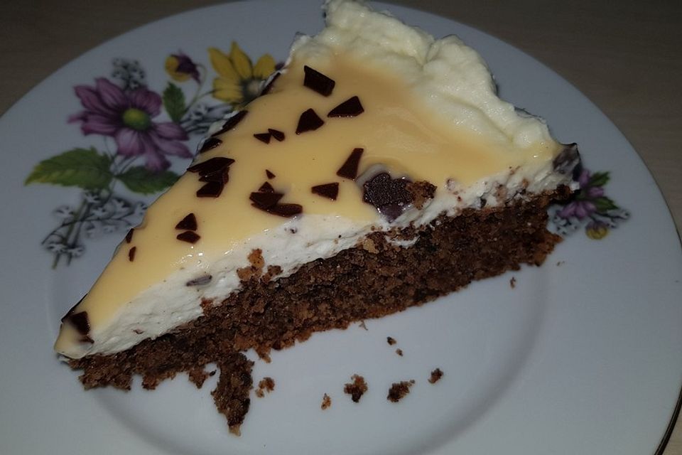 Eierlikörtorte mit saftigem Nussboden