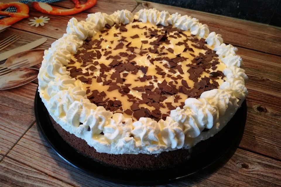 Eierlikörtorte mit saftigem Nussboden