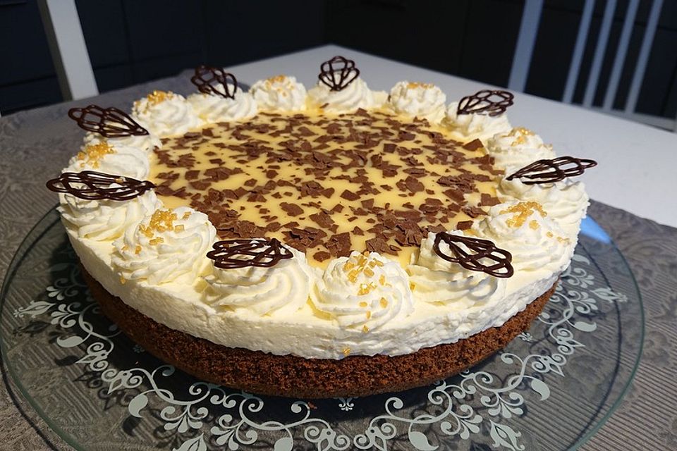 Eierlikörtorte mit saftigem Nussboden