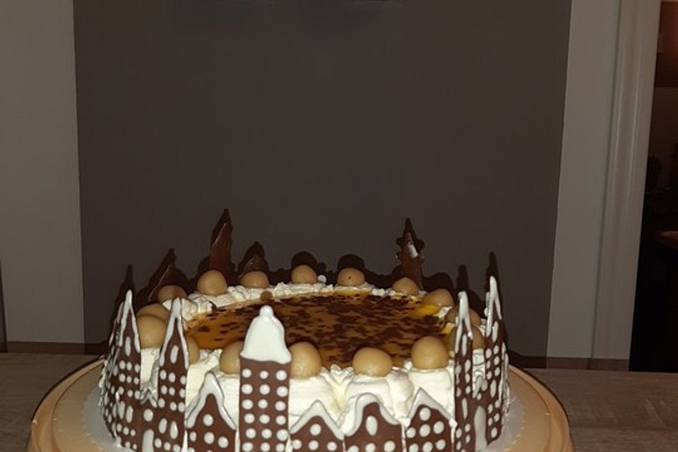 Eierlikörtorte mit saftigem Nussboden