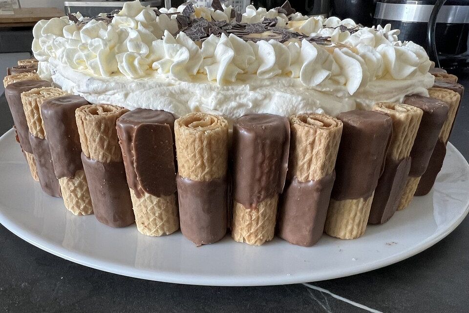 Eierlikörtorte mit saftigem Nussboden