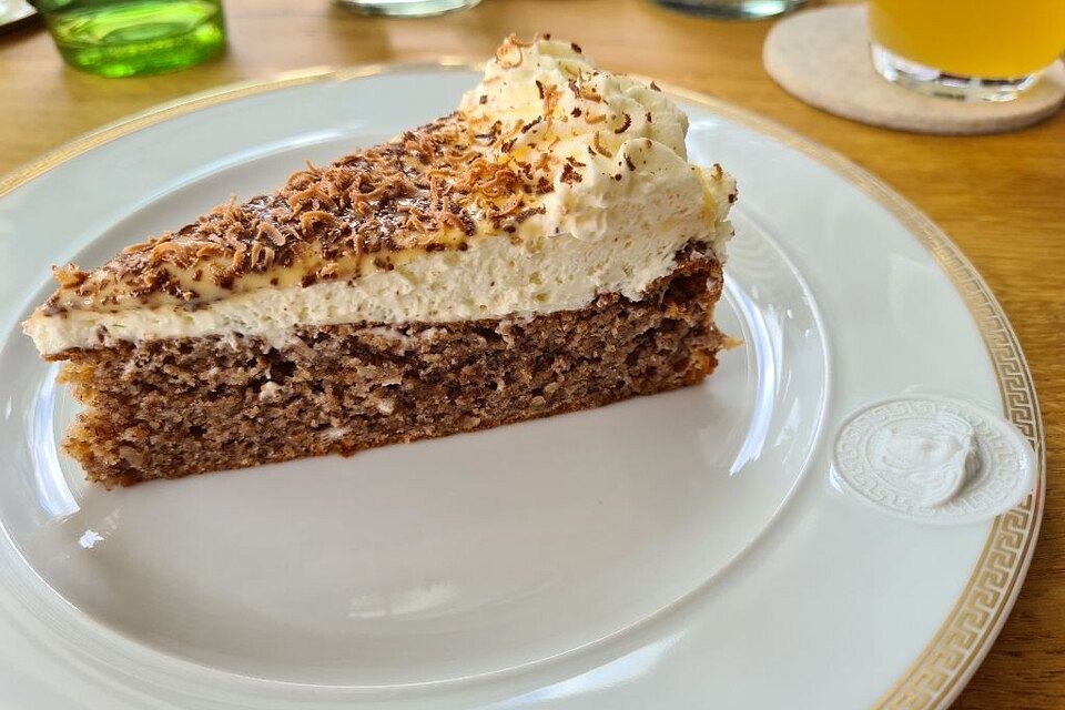 Eierlikörtorte mit saftigem Nussboden