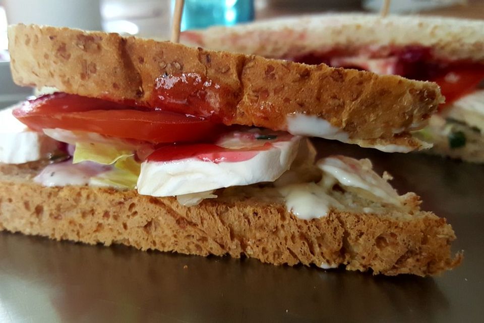 Camembert-Preiselbeer-Sandwich