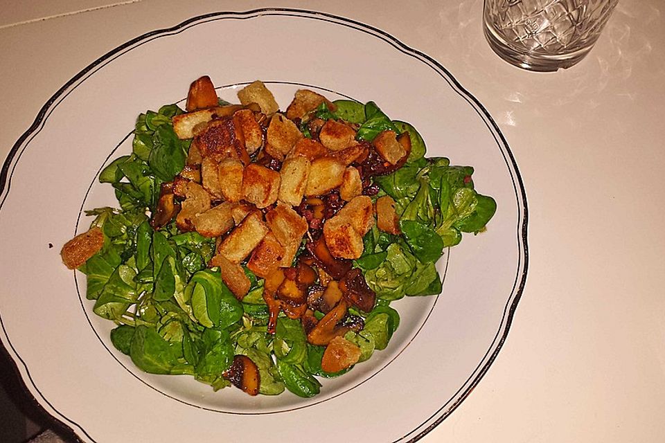 Feldsalat mit Sherry-Champignons