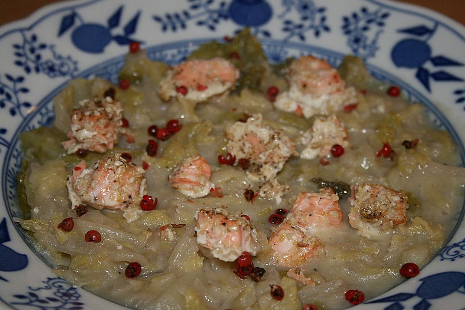 Wirsing-Kartoffelsuppe mit Lachswürfeln