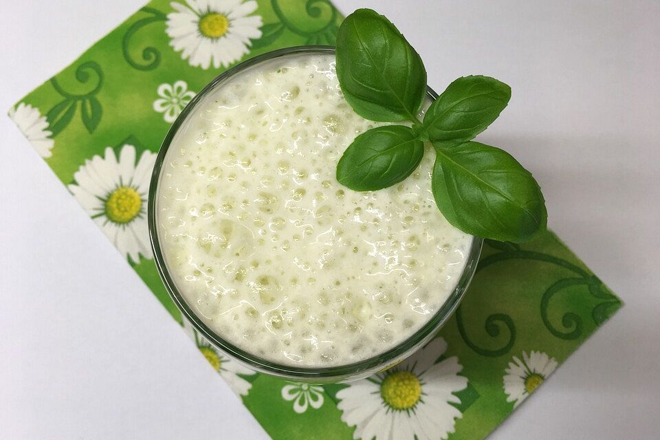 Bananen-Basilikum-Milchshake