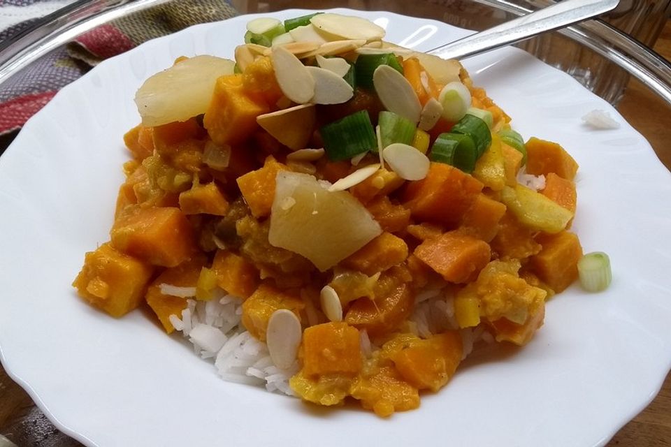 Süßkartoffelcurry mit karamellisierter Ananas