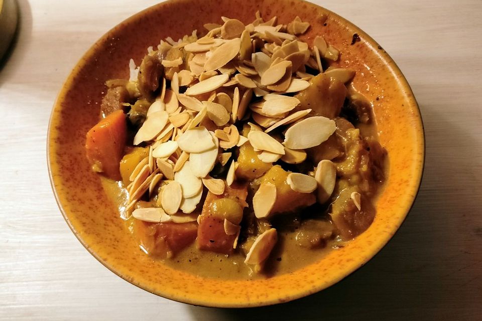 Süßkartoffelcurry mit karamellisierter Ananas