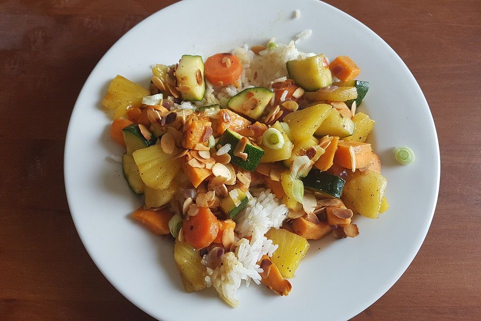 Süßkartoffelcurry mit karamellisierter Ananas