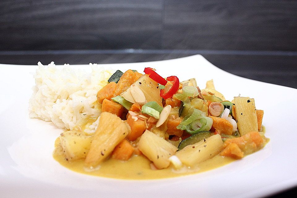 Süßkartoffelcurry mit karamellisierter Ananas