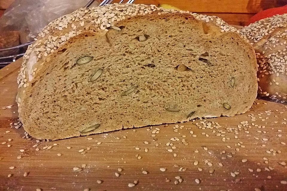 Körniges Roggenmischbrot mit Sauerteig