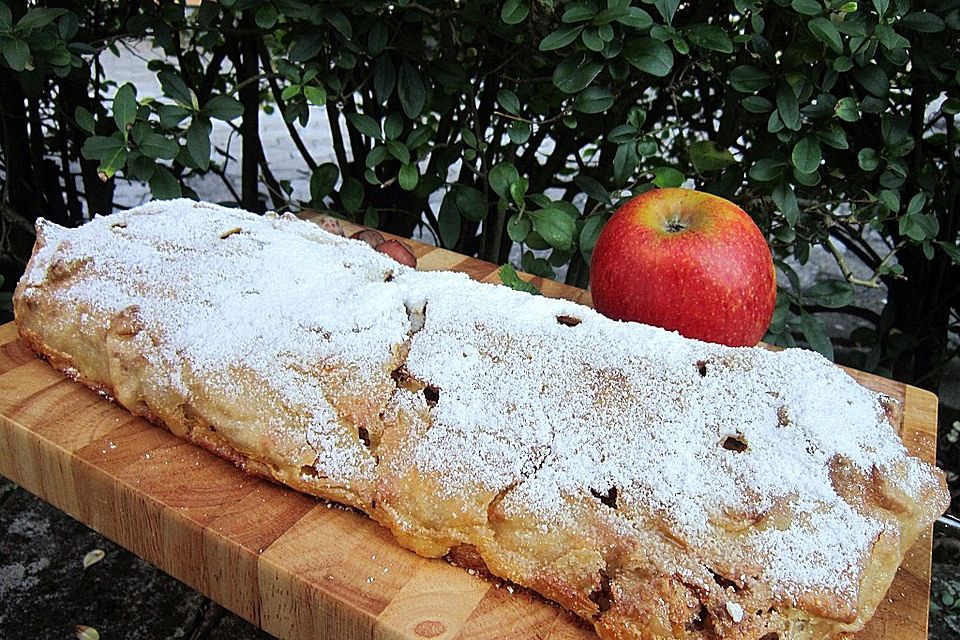 Apfel-Nuss-Strudel