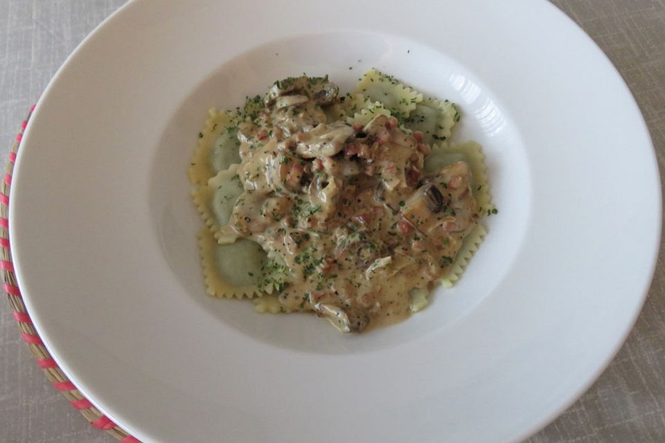 Ravioli Funghi mit Champignonsauce