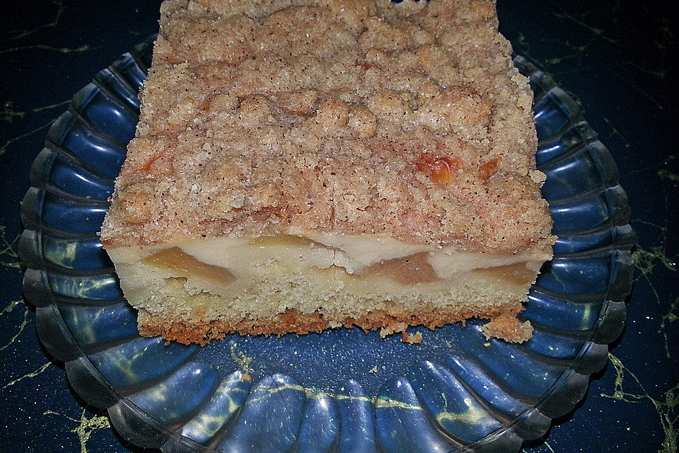 Gefüllter Apfel-Streusel-Blechkuchen