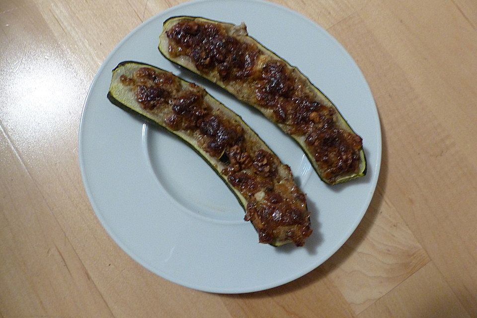 Überbackene Zucchini mit Walnussfüllung