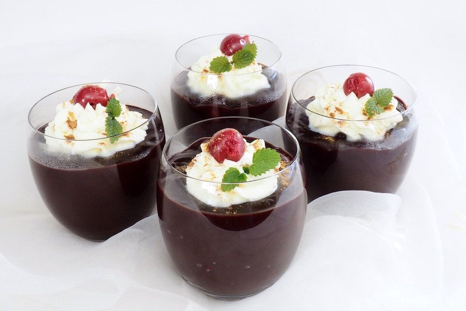 Rotwein-Kirsch-Dessert