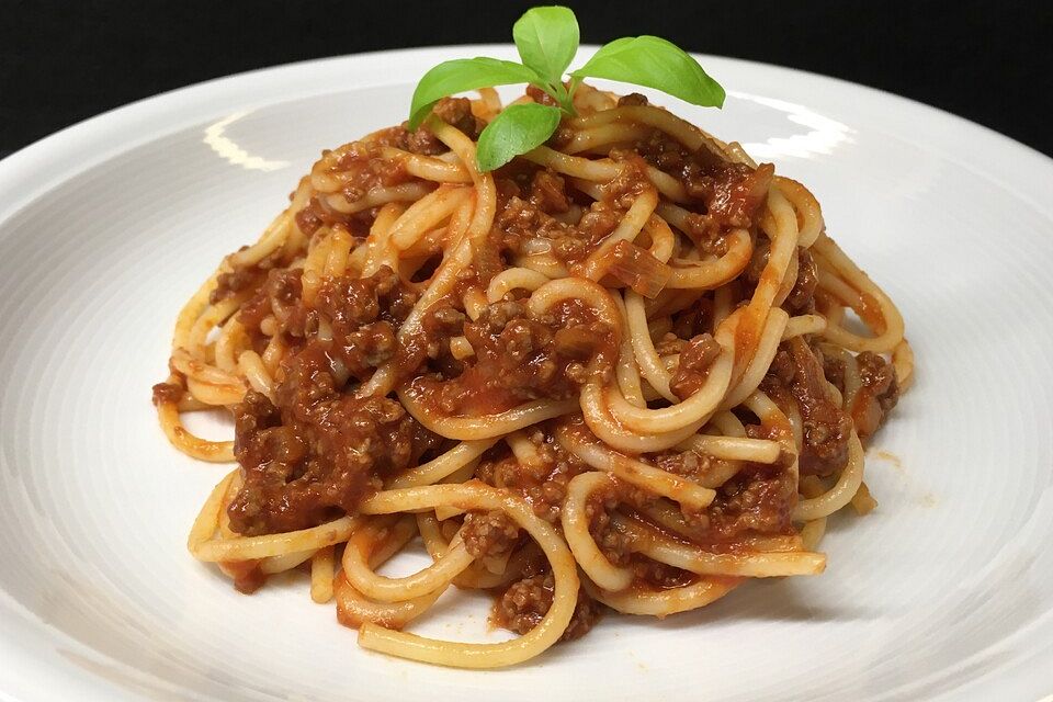 Nudeln mit Tomaten-Hackfleischsoße