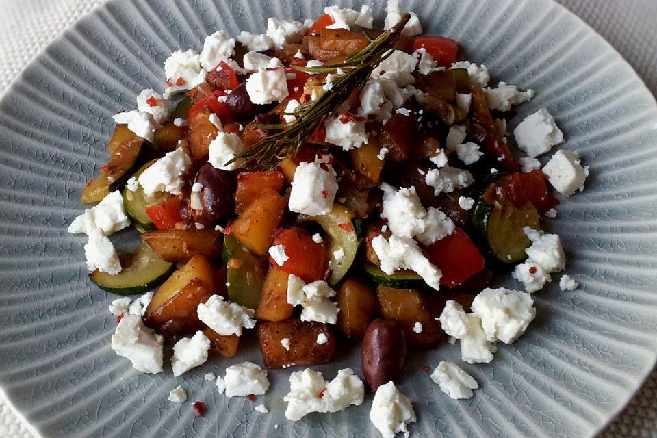 Mediterrane Kartoffelpfanne mit Feta