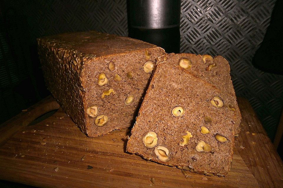 Weizenvollkornbrot mit Nüssen