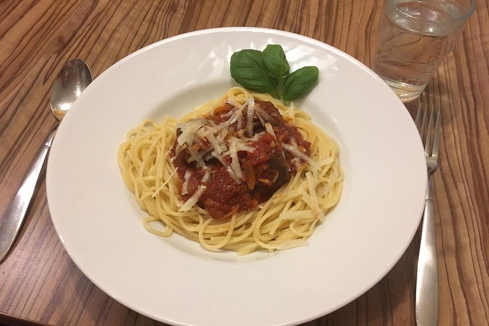 Scharfe Hackfleischbällchen mit Spaghetti