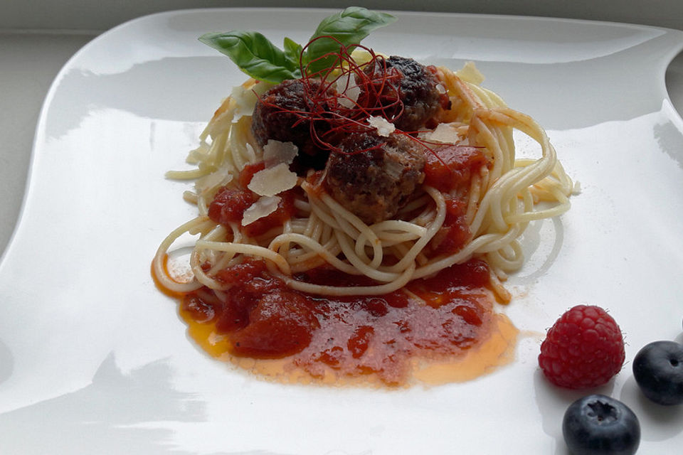 Scharfe Hackfleischbällchen mit Spaghetti