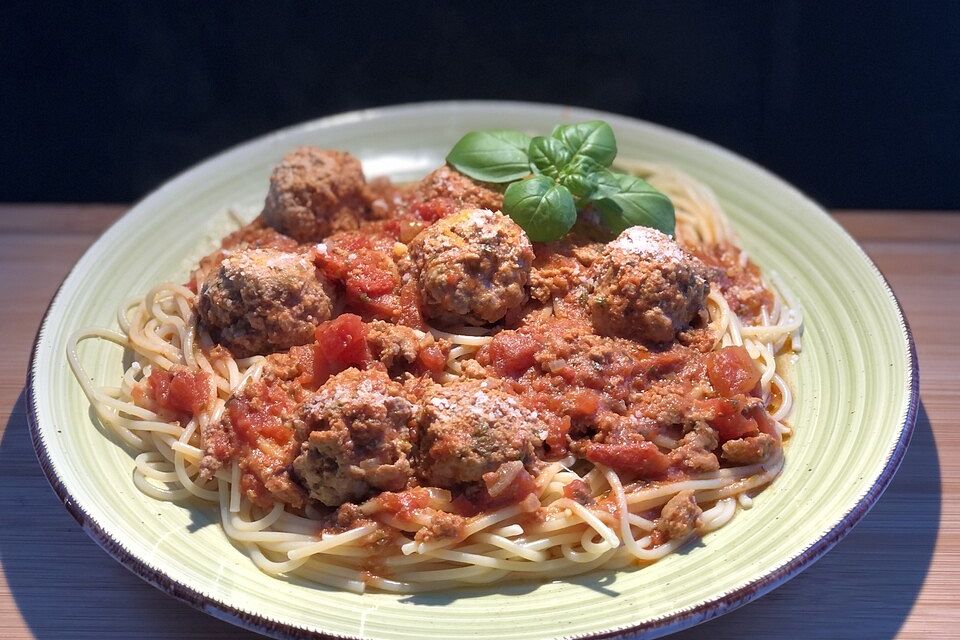 Scharfe Hackfleischbällchen mit Spaghetti