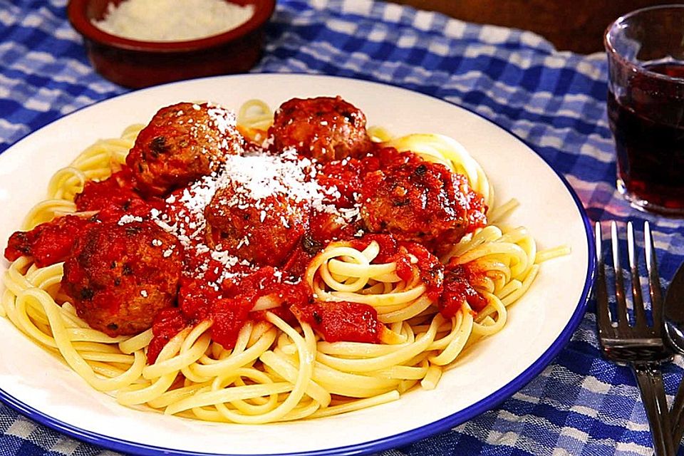 Scharfe Hackfleischbällchen mit Spaghetti