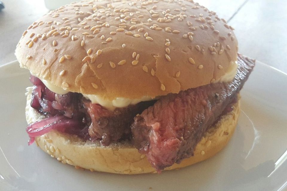 Steaksandwich mit Zwiebelmarmelade