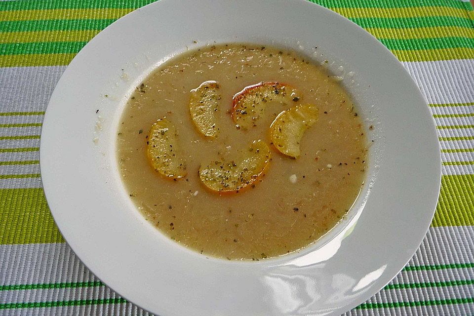 Kartoffel-Sauerkrautsuppe mit Apfel