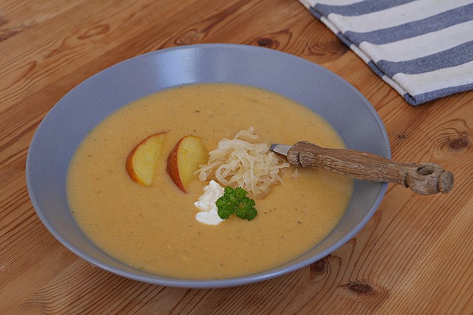 Kartoffel-Sauerkrautsuppe mit Apfel