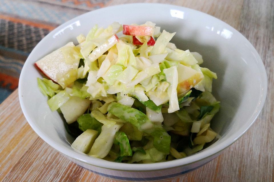 Spitzkohl-Apfel-Walnuss-Salat