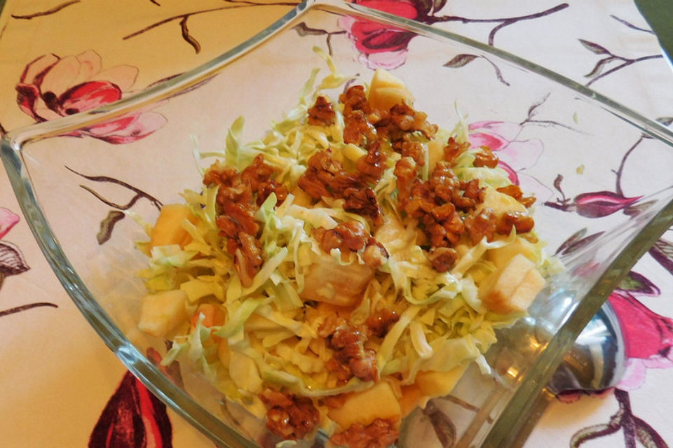 Spitzkohl-Apfel-Walnuss-Salat