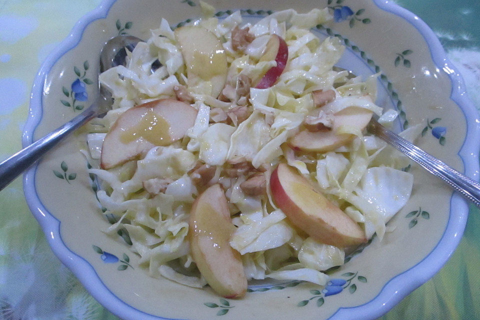 Spitzkohl-Apfel-Walnuss-Salat