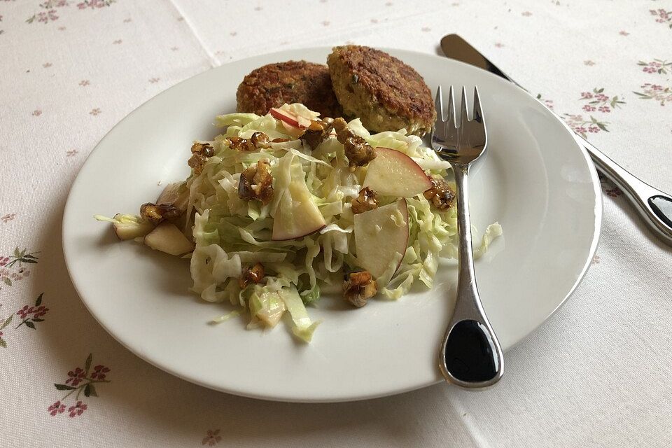 Spitzkohl-Apfel-Walnuss-Salat