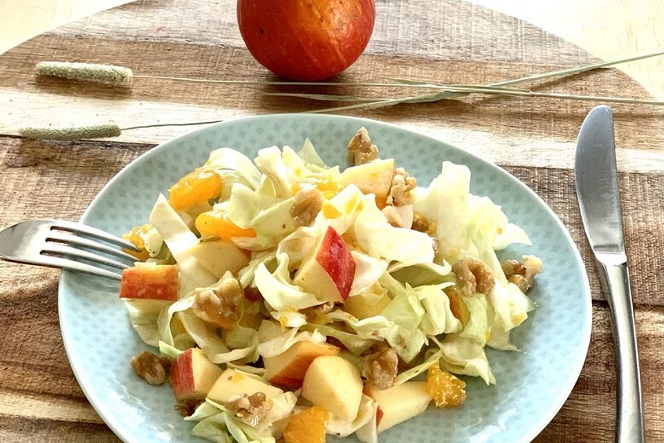 Spitzkohl-Apfel-Walnuss-Salat