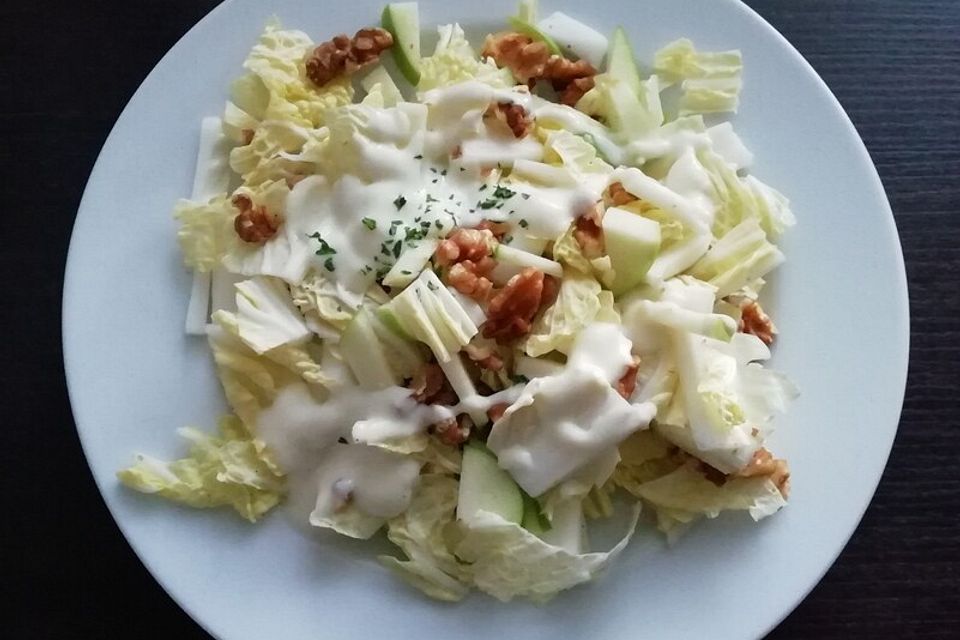 Spitzkohl-Apfel-Walnuss-Salat