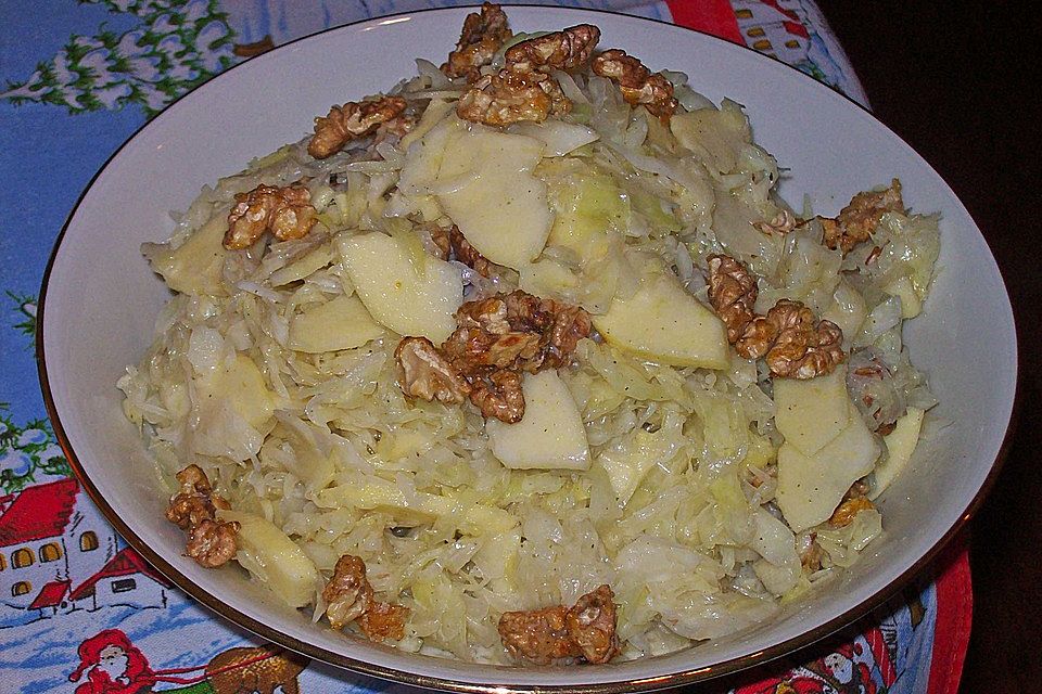 Spitzkohl-Apfel-Walnuss-Salat