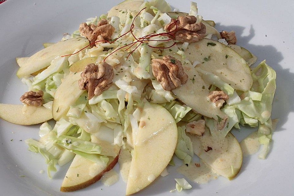 Spitzkohl-Apfel-Walnuss-Salat