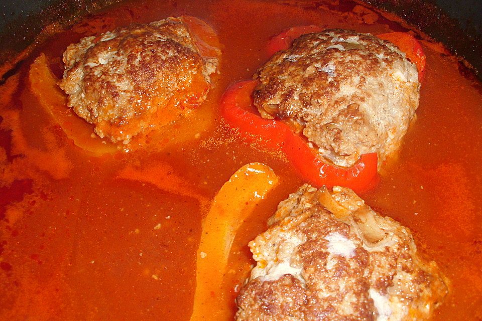 Gefüllte Paprika mit Tomatensoße